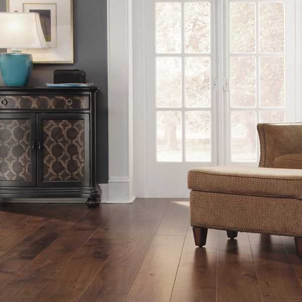 traditional sitting area with hardwood flooring